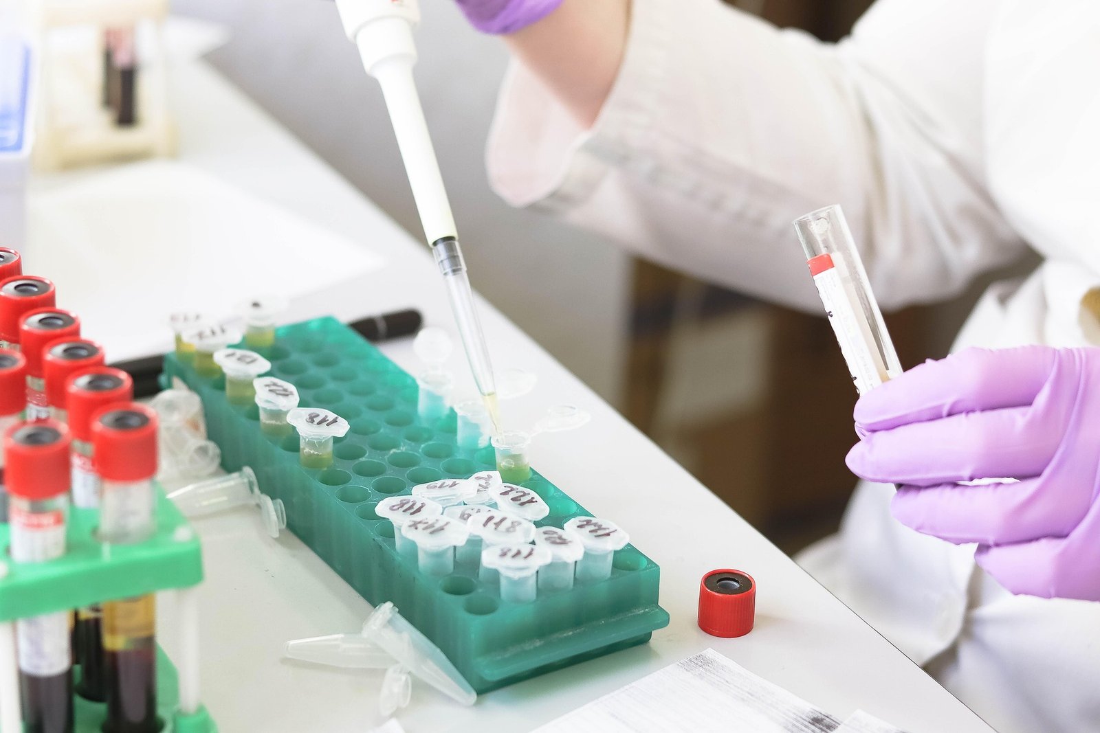 Profesional de laboratorio clínico procesando una muestra